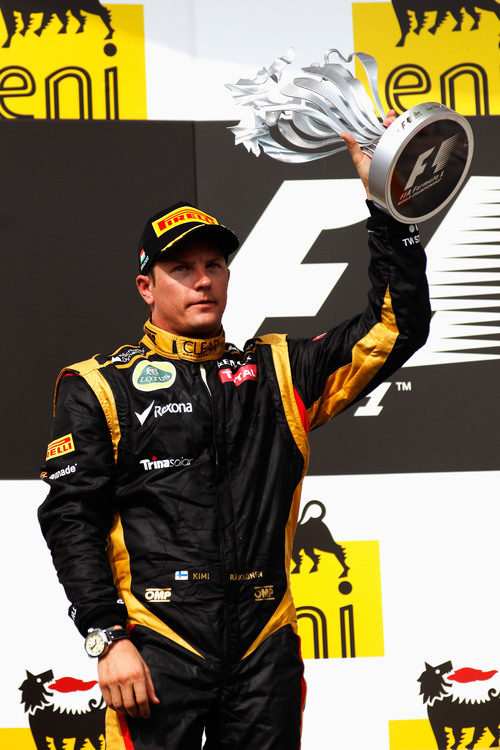 Kimi Räikkönen levanta su trofeo de segundo clasificado en Hungría 2012