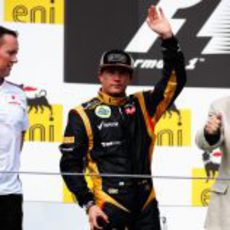 Sam Michael, Kimi Räikkönen y Plácido Domingo en el podio