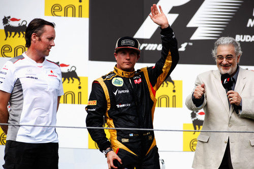 Sam Michael, Kimi Räikkönen y Plácido Domingo en el podio