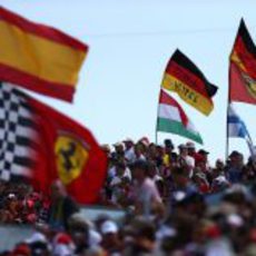 La afición llenó de banderas las gradas del Hungaroring