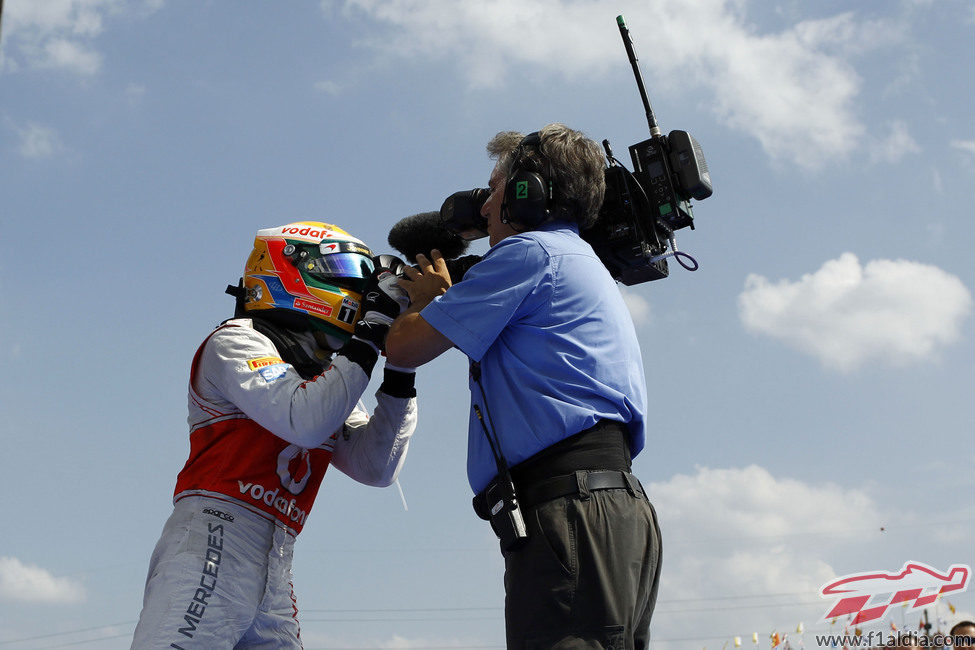 Lewis Hamilton le habla a la cámara tras ganar en Hungría 2012