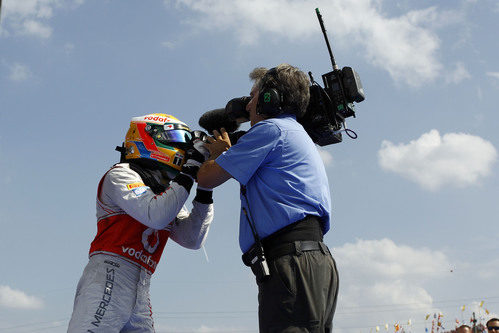Lewis Hamilton le habla a la cámara tras ganar en Hungría 2012