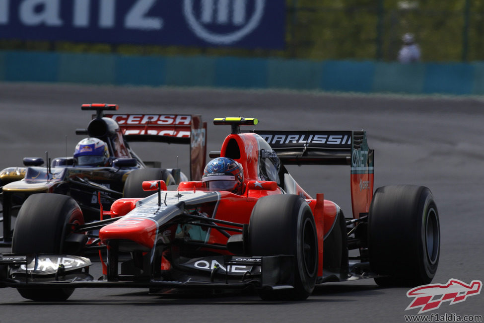 Charles Pic pelea con Daniel Ricciardo en Hungaroring