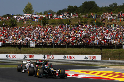 Vitaly Petrov por delante de Kamui Kobayashi