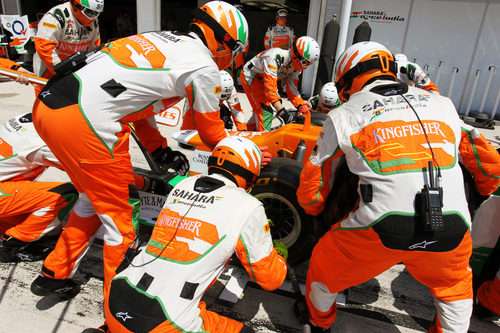 Los mecánicos de Force India realizan un cambio de neumáticos