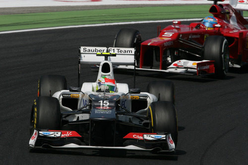 Sergio Pérez rueda por delante de Fernando Alonso