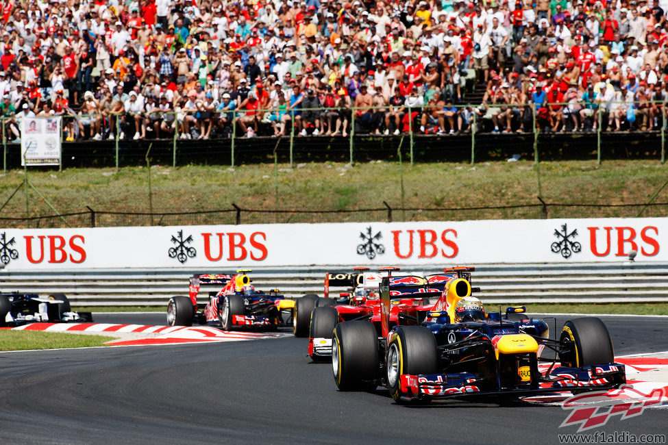 Sebastian Vettel lidera el grupo perseguidor