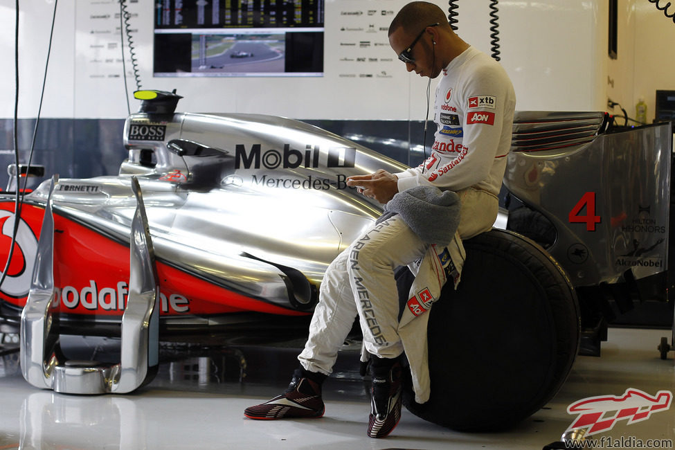 Lewis Hamilton en su box