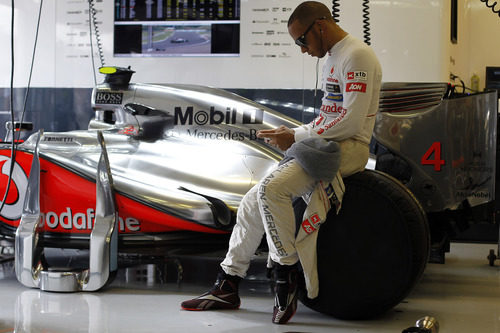 Lewis Hamilton en su box