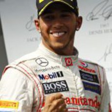 Lewis Hamilton sonríe en el podio