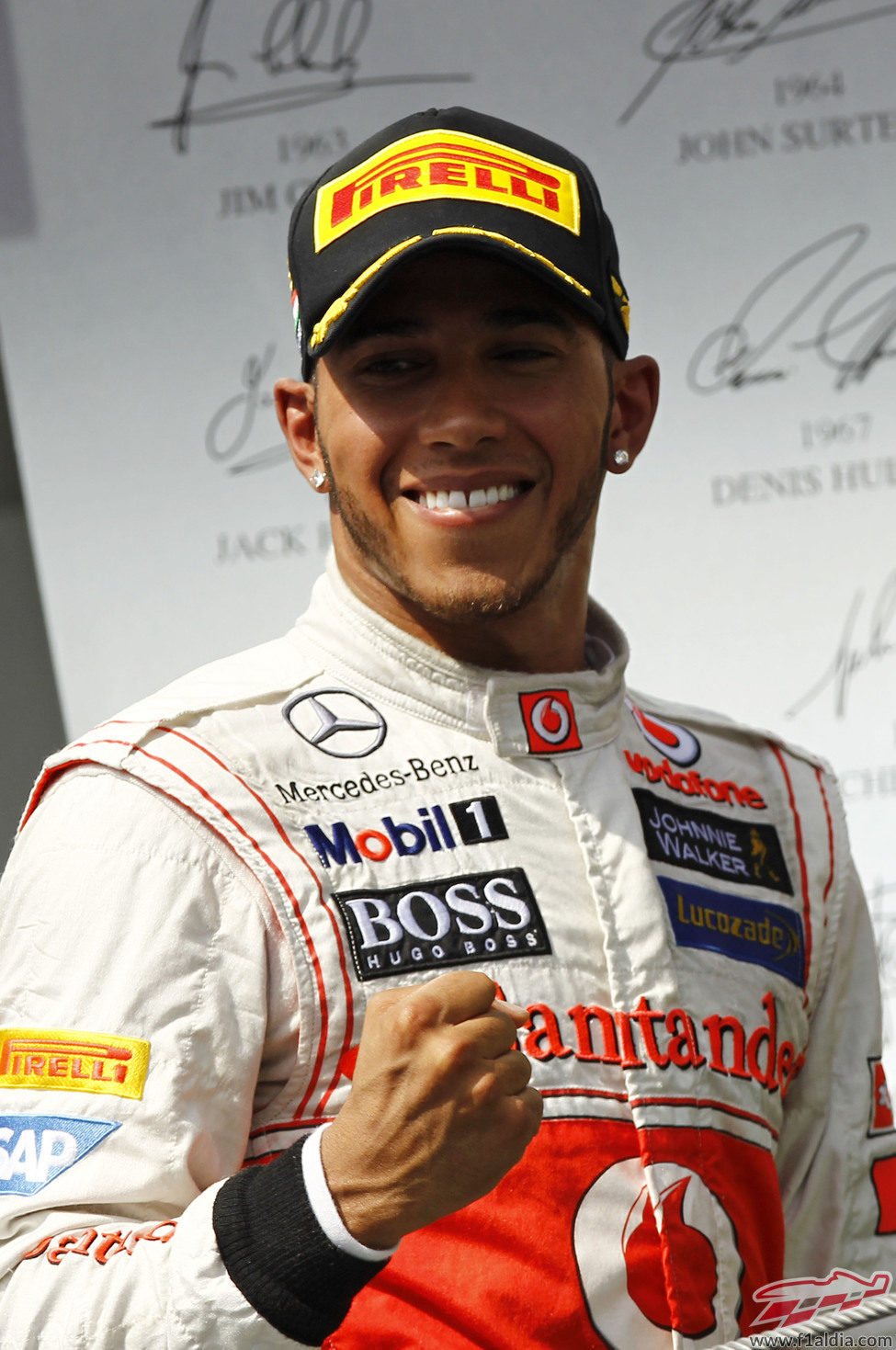 Lewis Hamilton sonríe en el podio