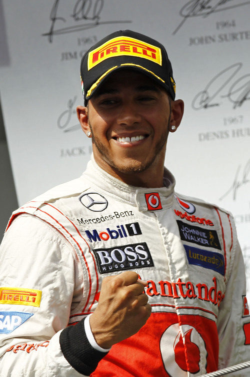 Lewis Hamilton sonríe en el podio