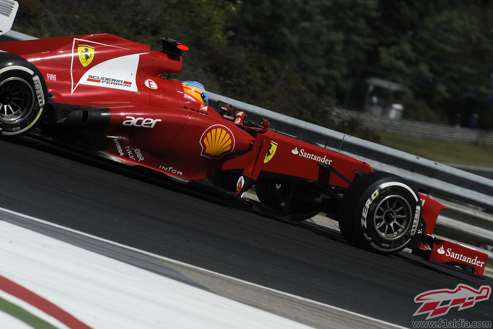 Fernando Alonso rueda por la tercera curva de Hungaroring