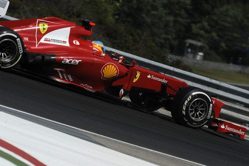 Fernando Alonso rueda por la tercera curva de Hungaroring