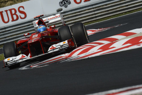 Fernando Alonso atraviesa la chicane de Hungaroring