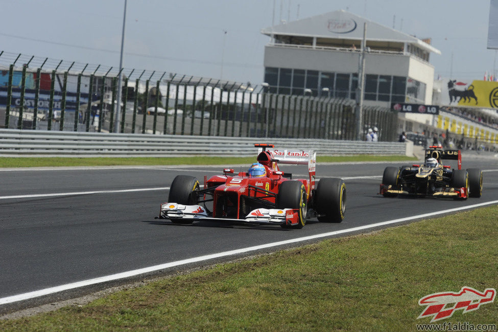 Fernando Alonso rueda por delante de Kimi Räikkönen