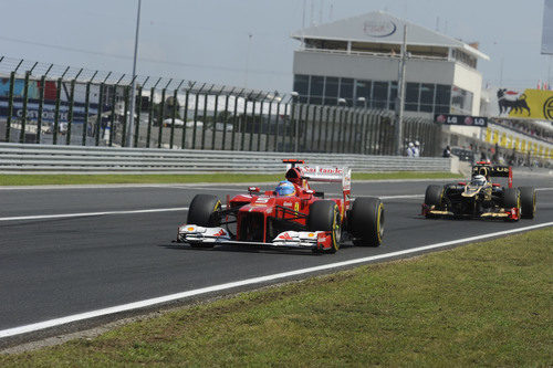 Fernando Alonso rueda por delante de Kimi Räikkönen