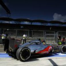 Lewis Hamilton abandona el garaje con medios