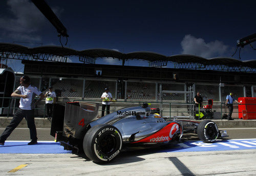 Lewis Hamilton abandona el garaje con medios