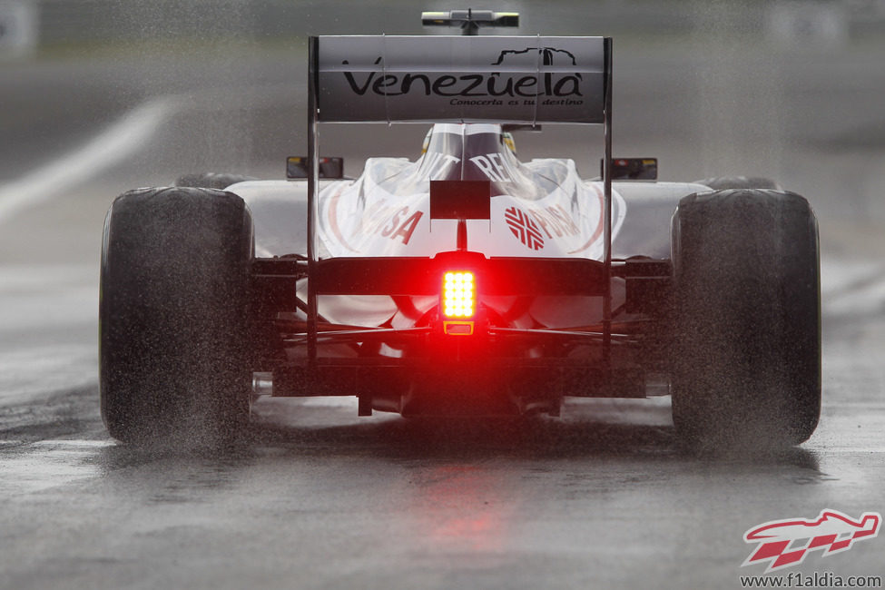 Bruno Senna rueda sobre el asfalto mojado de Hungaroring