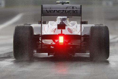 Bruno Senna rueda sobre el asfalto mojado de Hungaroring