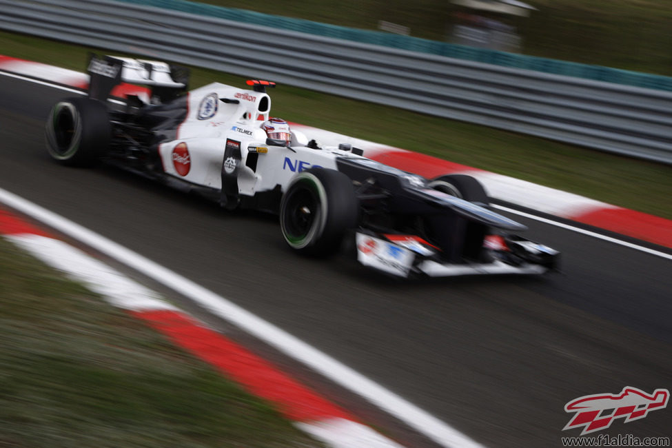 Kamui Kobayashi pasa por el 'pitlane' en Hungría