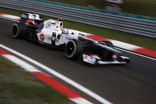 Kamui Kobayashi pasa por el 'pitlane' en Hungría