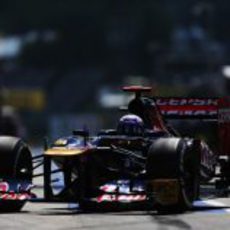 Daniel Ricciardo llega al garaje del equipo Toro Rosso