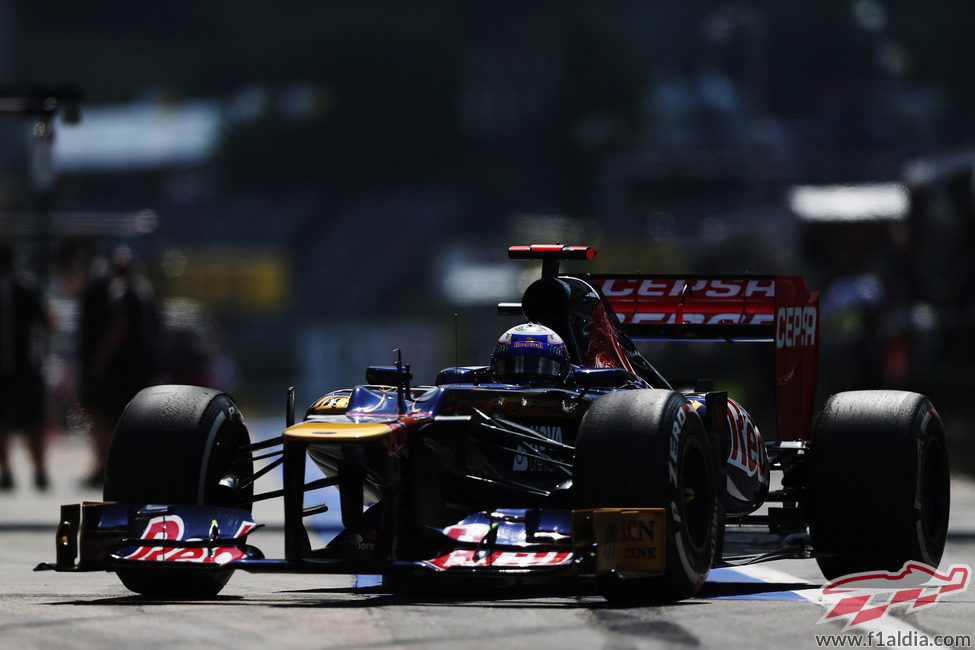 Daniel Ricciardo llega al garaje del equipo Toro Rosso
