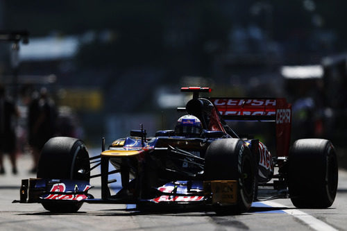 Daniel Ricciardo llega al garaje del equipo Toro Rosso