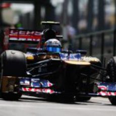 Jean-Eric Vergne pasa por la zona del 'pitlane' en Hungría