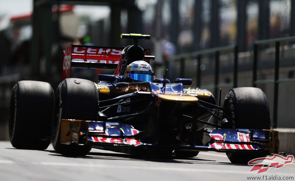 Jean-Eric Vergne pasa por la zona del 'pitlane' en Hungría