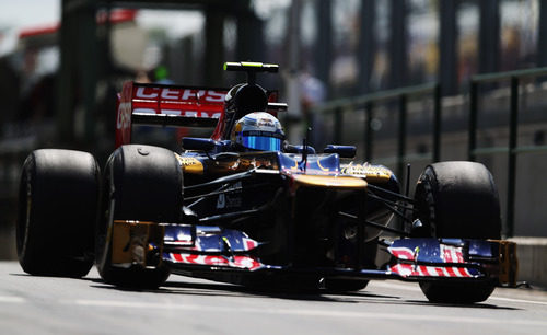 Jean-Eric Vergne pasa por la zona del 'pitlane' en Hungría