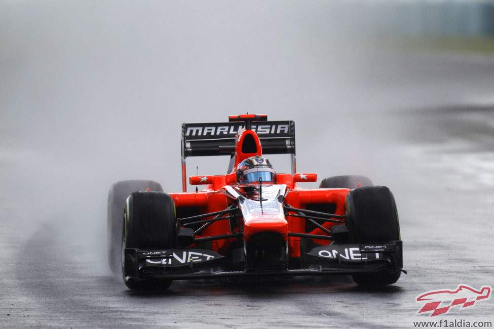 Timo Glock rueda bajo la lluvia en los Libres 2