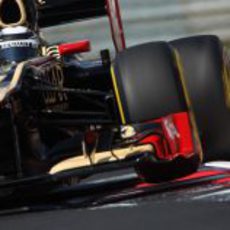 El Lotus de Kimi Räikkönen sobre los pianos de Hungaroring