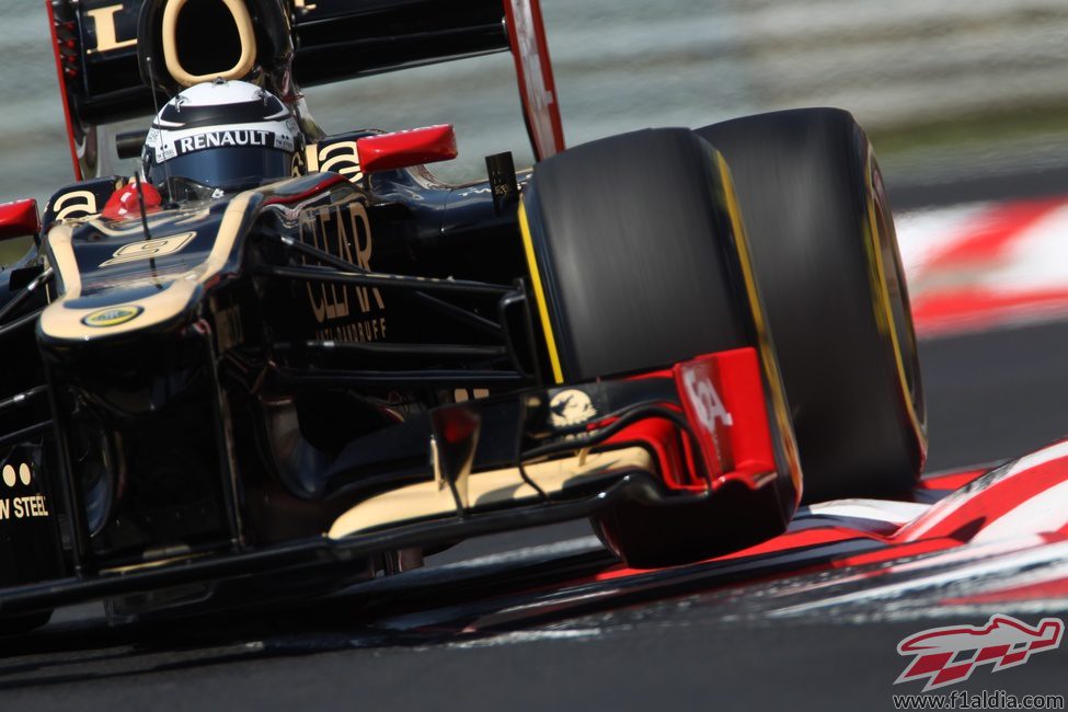 El Lotus de Kimi Räikkönen sobre los pianos de Hungaroring