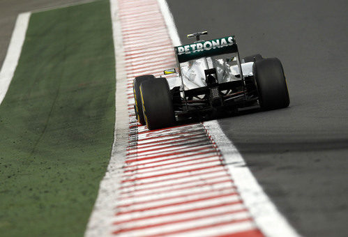 Nico Rosberg afronta una recta en Hungaroring