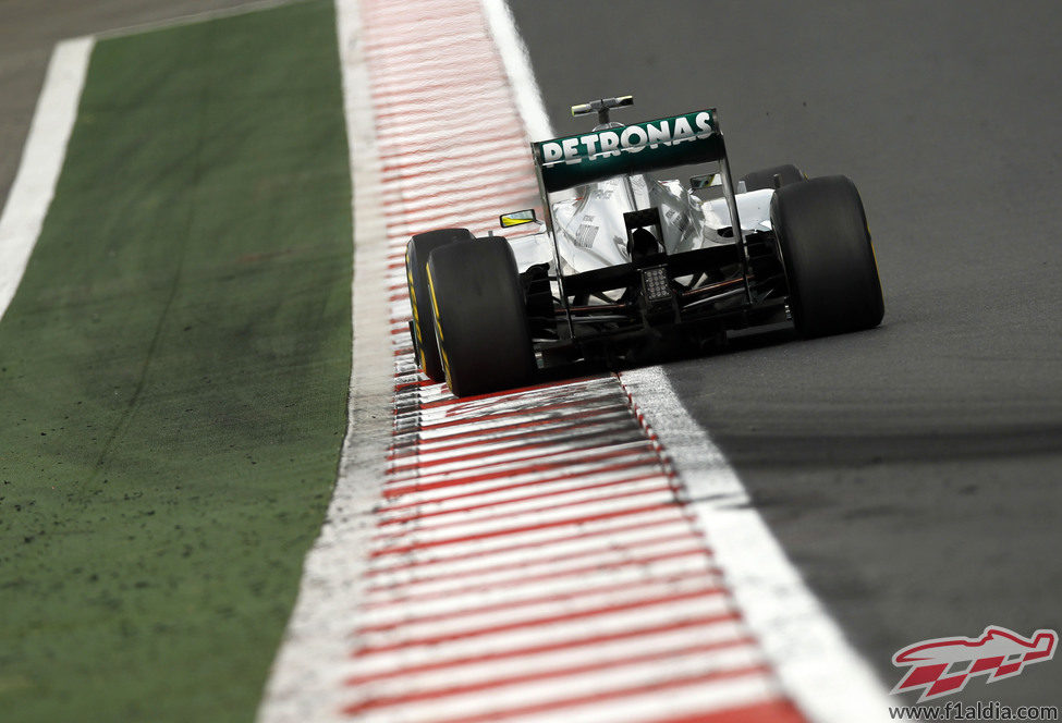 Nico Rosberg afronta una recta en Hungaroring