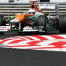 Paul di Resta pasa por las curvas de Hungaroring