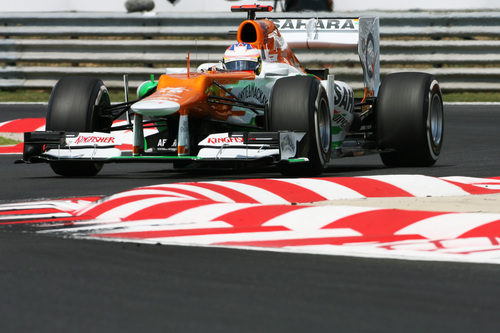 Paul di Resta pasa por las curvas de Hungaroring