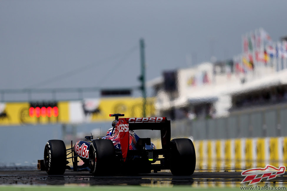 Daniel Ricciardo llega a la recta principal de Hungaroring
