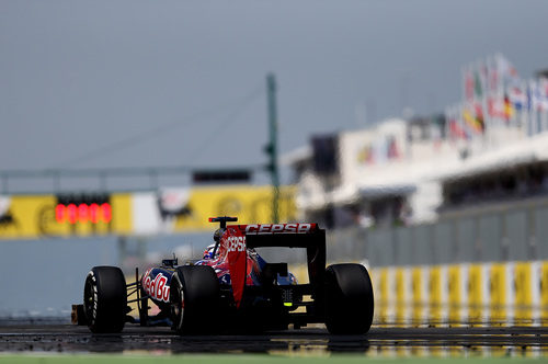 Daniel Ricciardo llega a la recta principal de Hungaroring