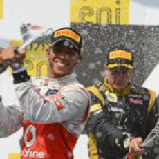 Lewis Hamilton celebra su victoria con champán en Hungría