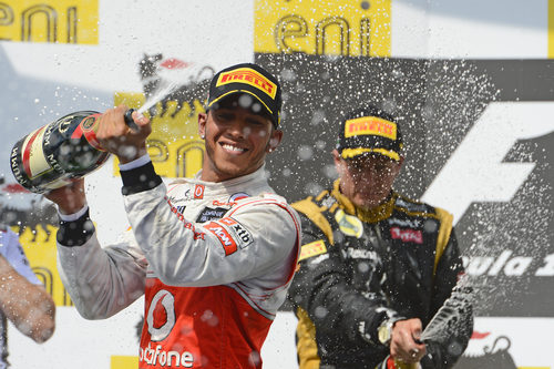 Lewis Hamilton celebra su victoria con champán en Hungría