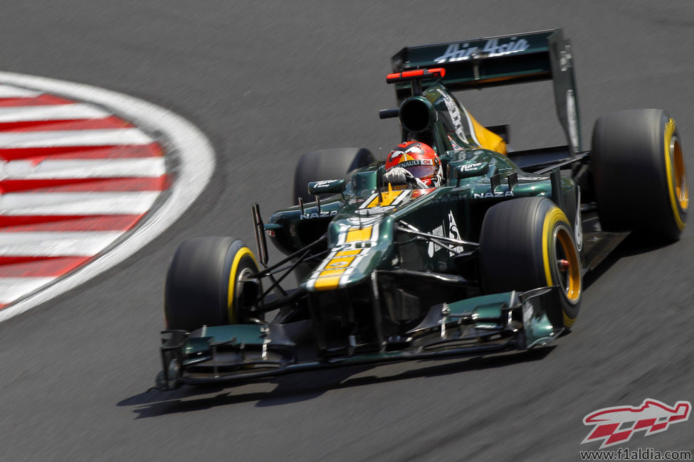 Heikki Kovalainen sale de una curva en Hungaroring