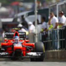 Charles Pic pasa por la zona de 'pits' en Hungaroring