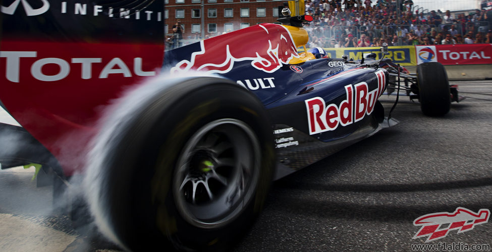 Derrapaje de David Coulthard con el Red Bull RB6