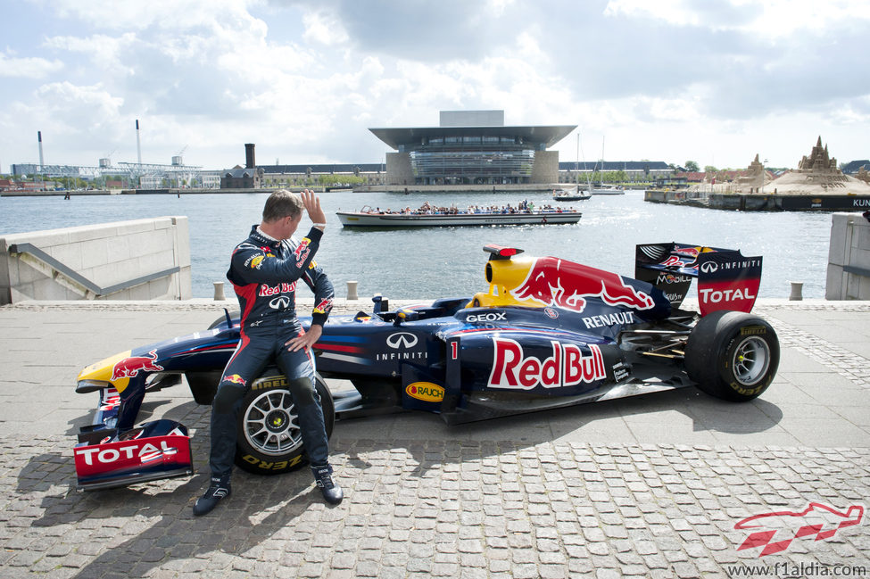 David Coulthard saluda a los viajeros