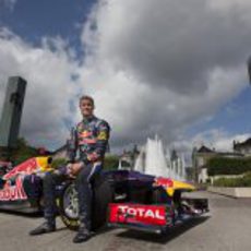 David Coulthard posa con el RB6 en embajador de Copenhague