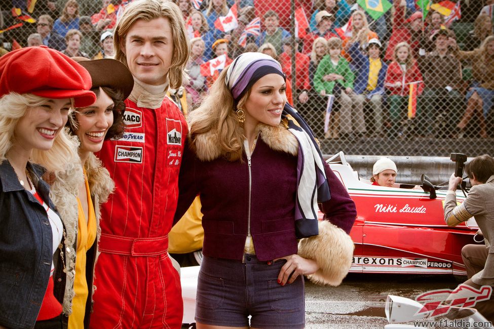 Chris Hemsworth, como James Hunt, en primer plano con sus chicas